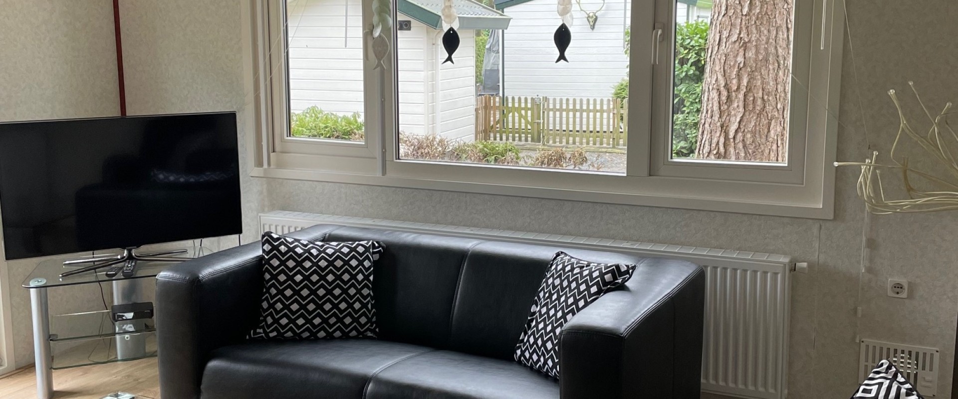 Woonkamer chalet met tv.jpg