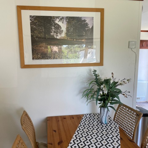 Eettafel met schilderij.jpg