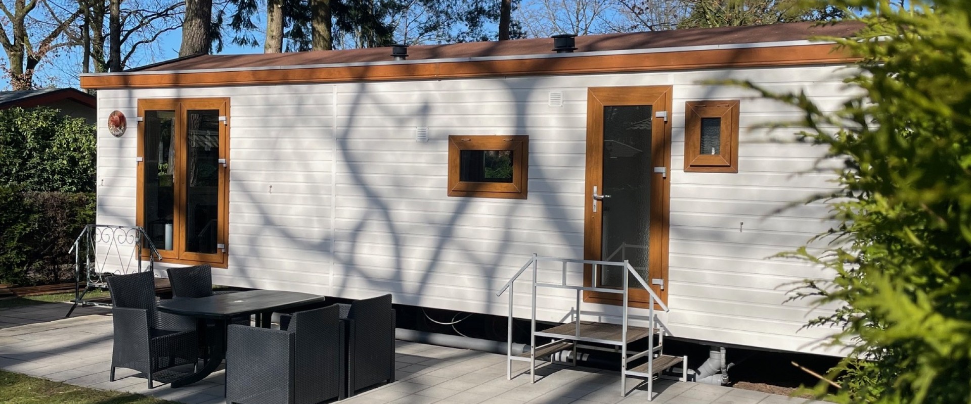 Chalet met tuinset.jpg